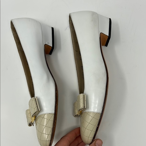 Salvatore Ferragamo Cream and White Flats Gold Hardware Vara Bow Size 6.5 0050 - Picture 3 of 8